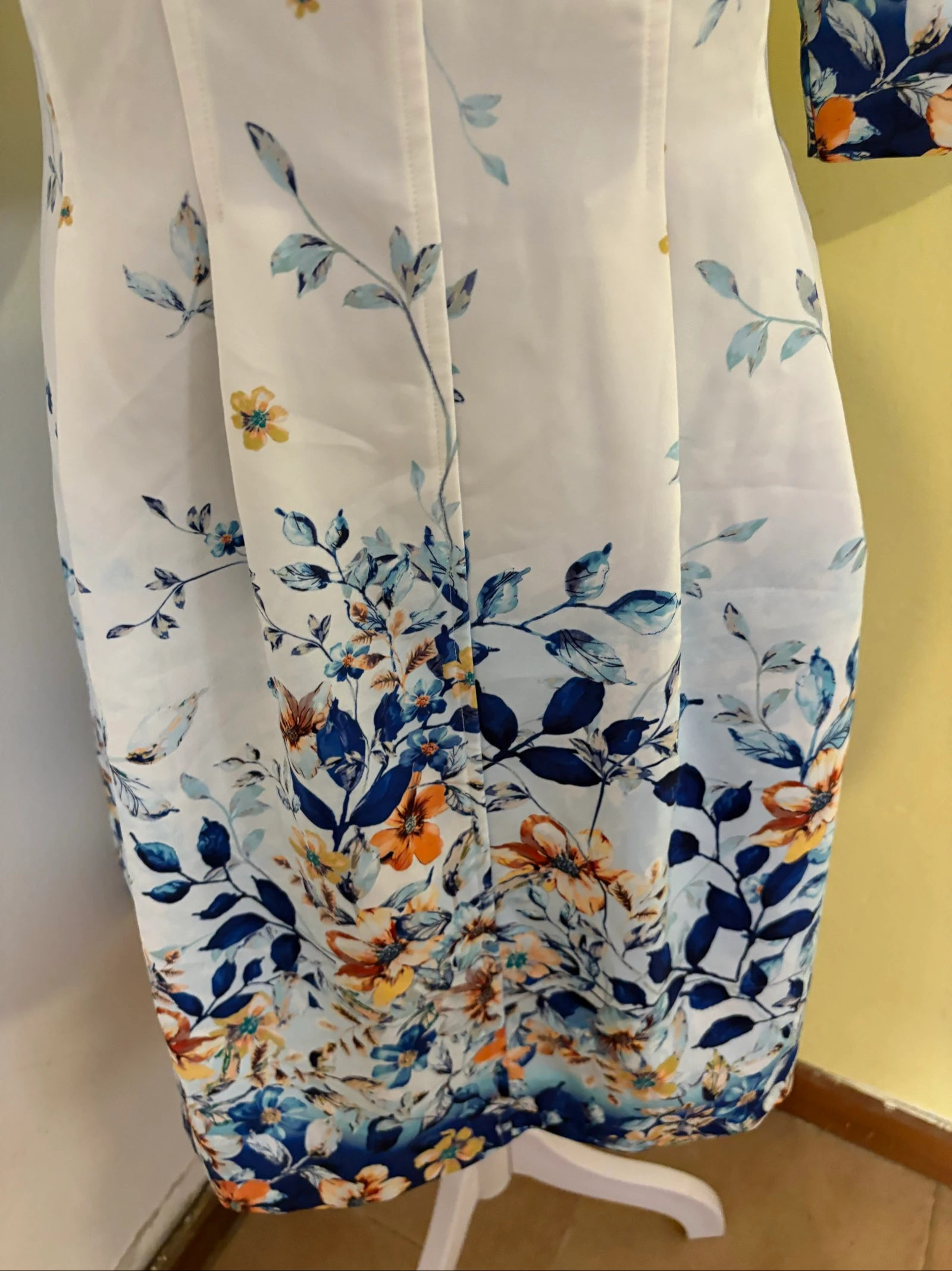 Vestido Midi Branco Floral Azul - Manga 3/4 evasé – photo 2